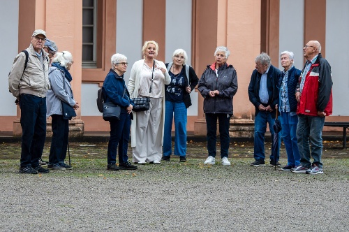 Beginn der Stadtführung in zwei Gruppen, hier die Gruppe der Fußgeschwächten