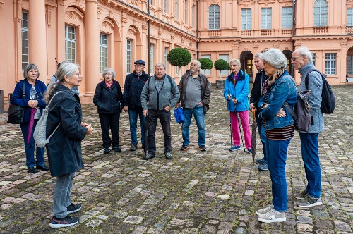 Beginn der Stadtführung in zwei Gruppen, hier die Gruppe ohne Fußprobleme