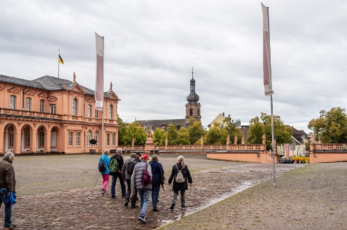 Wir verlassen das Schloß und gehen in die Stadt