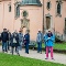 Lauschen der Geschichte an der Kapelle