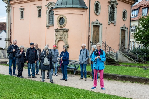 Lauschen der Geschichte an der Kapelle