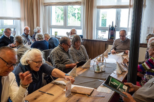 Alle warten auf Speis und Trank