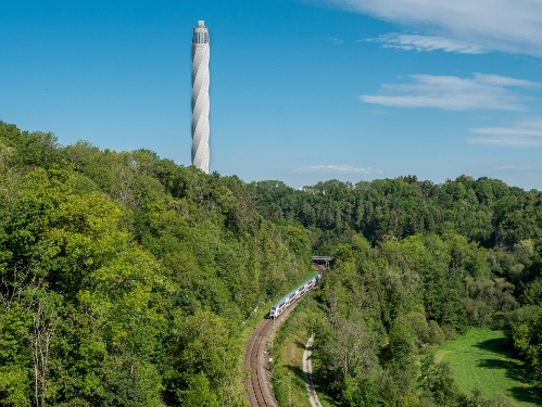 Testturm und Eisenbahn