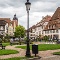 Grünanlage und Häuser am Quay Anselmann, rechts das Maison du sel (Salzhaus)