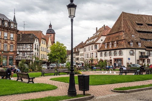 Grünanlage und Häuser am Quay Anselmann, rechts das Maison du sel (Salzhaus)