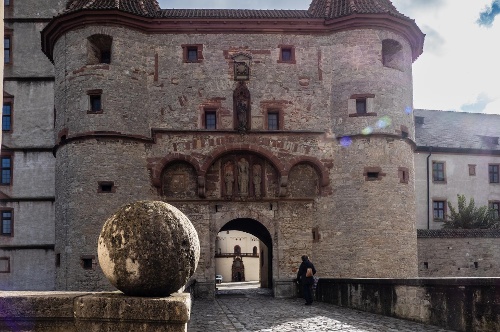 eins der vielen Tore zur Festung