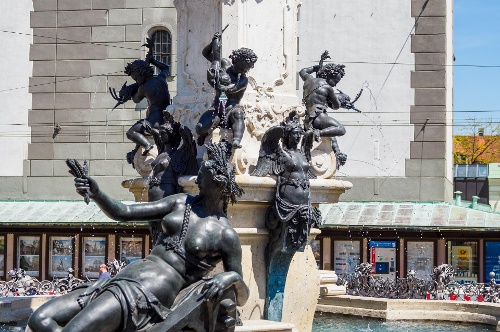 Brunnen auf dem Rathausplatz Teilansicht