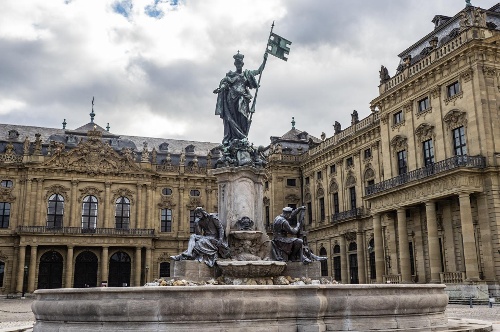 Frankoniabrunnen vor der Würzburger Residenz