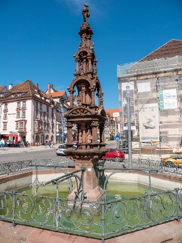 Stadtansicht - einer der ca. 30 Brunnen in der Stadt