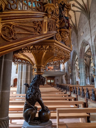 Heilig-Kreuz-Münster, die Last der Kanzel