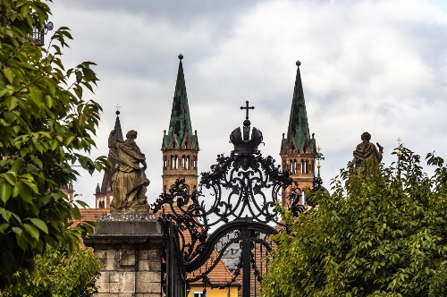 Wir verlassen den Residenzgarten und gehen zur Stadtführung