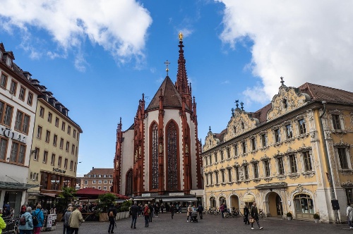 Marienkapelle und Falkenhaus mit der prächtigen Rokoko-Stuckdekoration