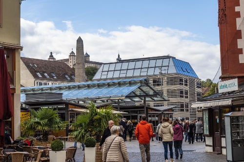 Marktplatz und moderner Baustil