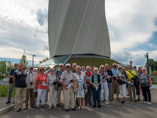 Die Un-Ruheständler vor dem Testturm