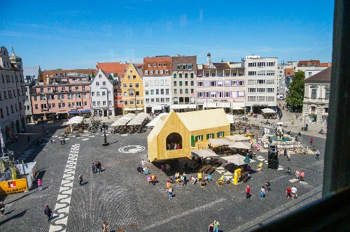 Blick aus dem Fenster des Goldenen Saals auf den vorderen Rathausplatz mit 