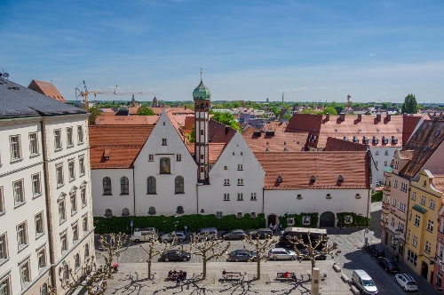 Blick aus dem Fenster des Goldenen Saals auf den hinteren Rathausplatz