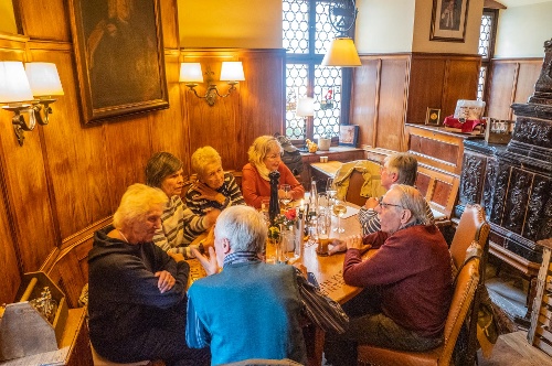 In fröhlicher Runde zum Mittagstisch