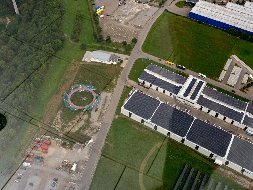 Die Aussicht aufs Berner Feld, mit dem Montagekorb der Turmverkleidung