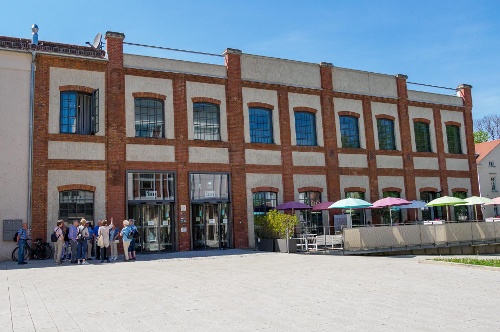 Vor dem Textilmuseum, warten auf die Führung