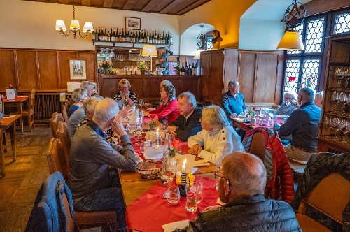 In fröhlicher Runde zum Mittagstisch