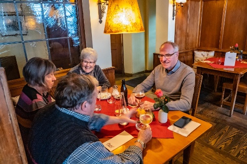 In fröhlicher Runde zum Mittagstisch