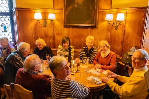 In fröhlicher Runde zum Mittagstisch