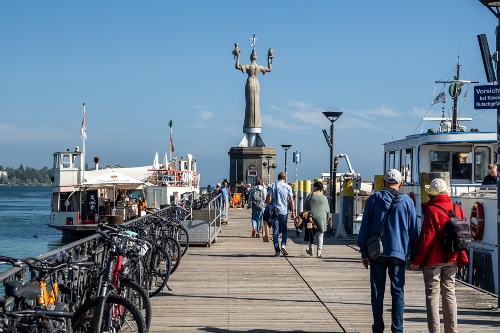 Nach dem Mittagstisch an der Promenade in Konstanz