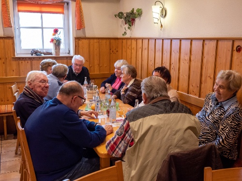 Im Besen trifft man schon die nicht mehr Wanderfähigen - das fröhliche Beisammensein beginnt!