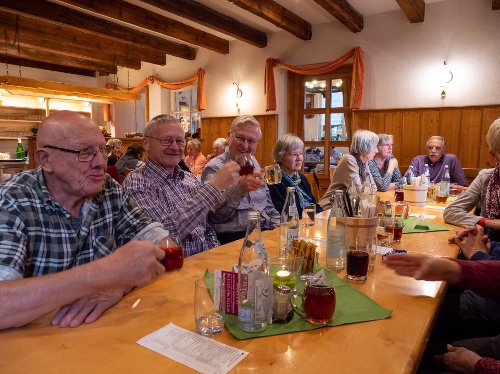 wie zu sehen ist, ein gut gelauntes Prosit - es schmeckt immer wieder!